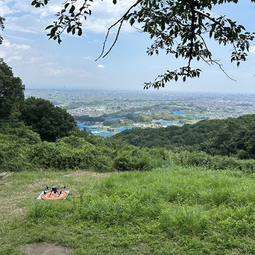 山頂から市街地を見下ろすダウンヒルエリア。手前に機体が置かれている
