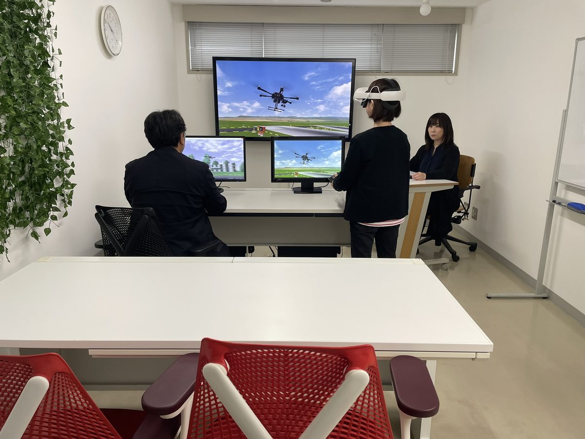 学科会場で、VRゴーグルを着けてシミュレーターの操縦を体験する受講者