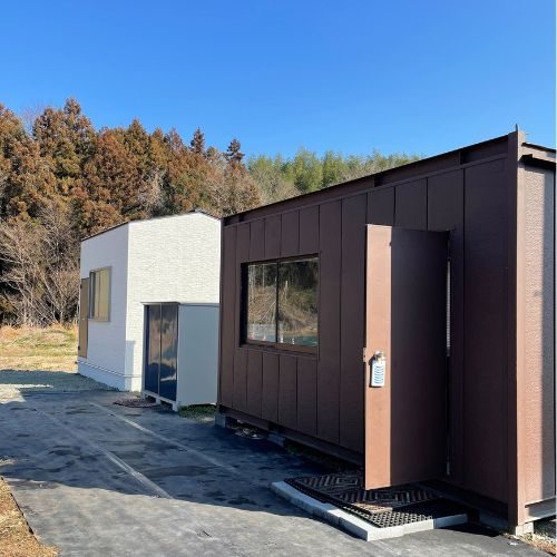屋外会場にある管理棟の建物