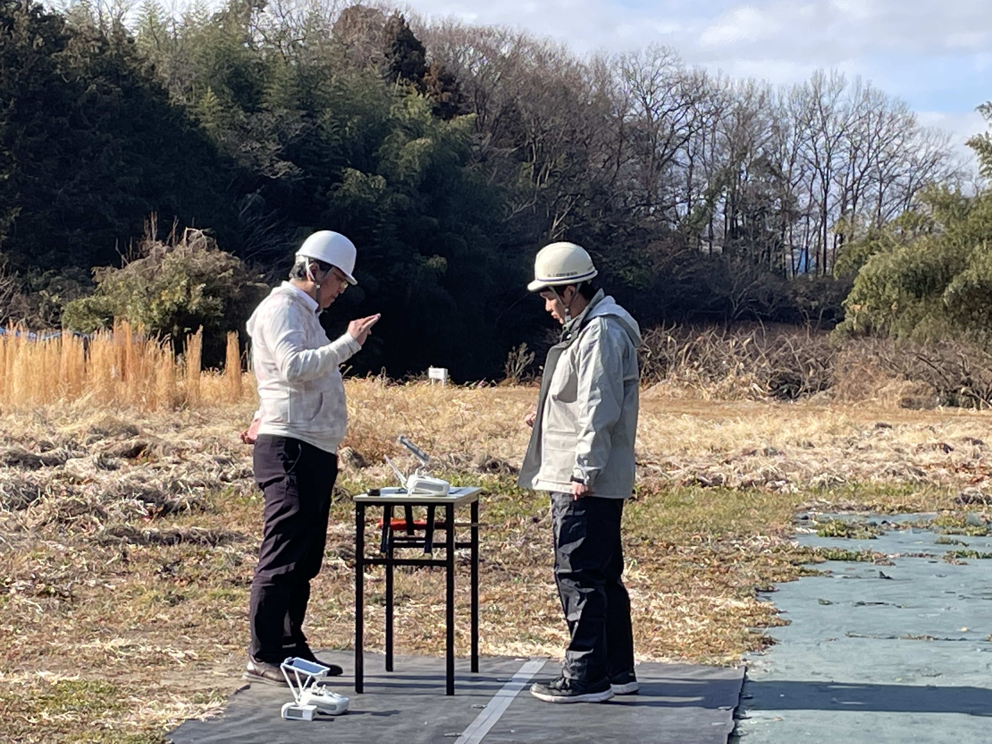 屋外会場でドローン操縦の説明を受ける様子